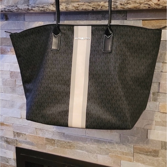 MICHAEL KORS TRAVEL LARGE TOP ZIP TOTE - Picture 3 of 9